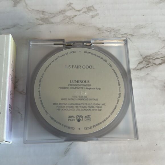 HUDA BEAUTY GloWish luminous Vegan pressed Powder in 1.5 fair cool - Picture 4 of 5